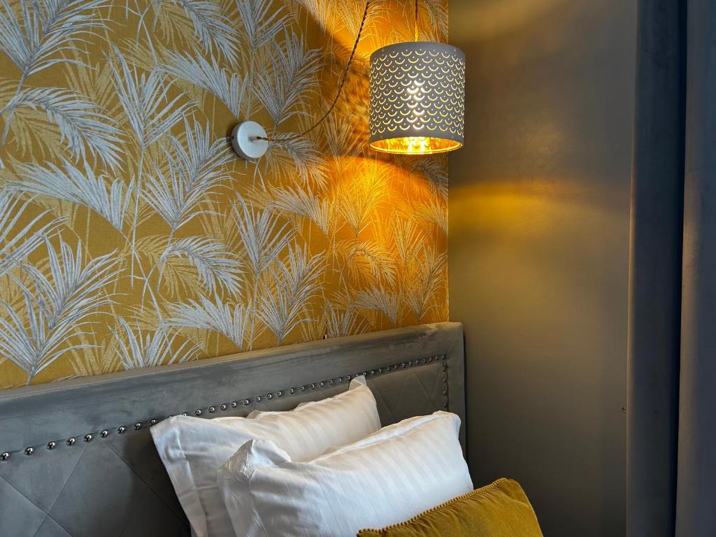 Le Boeuf Couronné - Hôtel & Restaurant Chartres- Logis Hotels - Habitación Doble Deluxe (2 Adultos + 1 Niño)