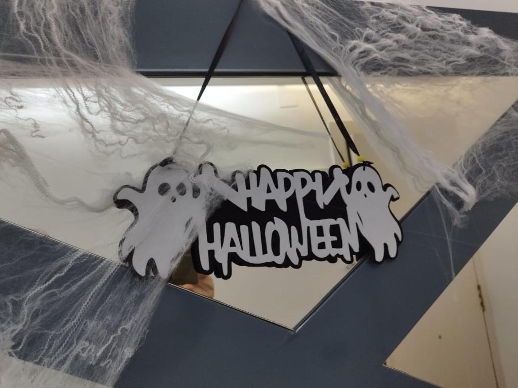 a sign that says happy halloween hanging on a wall at Apartamento supercéntrico "Tarraco Arena" con ascensor y parking incluído in Tarragona