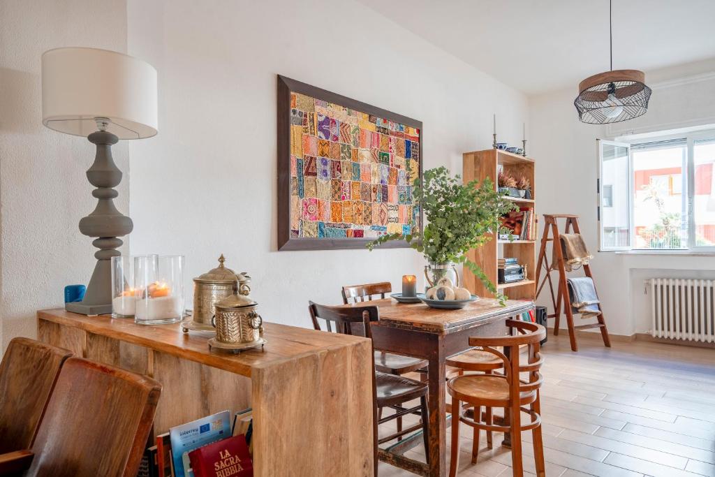 Un comedor con mesa y sillas de madera. en Seaside Suite A Due Passi dal Mare, en Bari