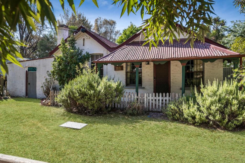 HeathcoteCarkeet Cottage的院子内有栅栏的白色房子