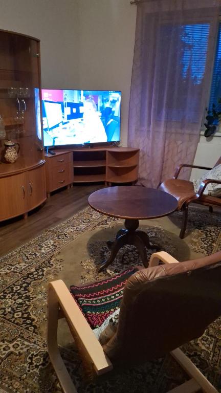 un soggiorno con un tavolo e una tv di Kontiopuisto a Pieksamaki