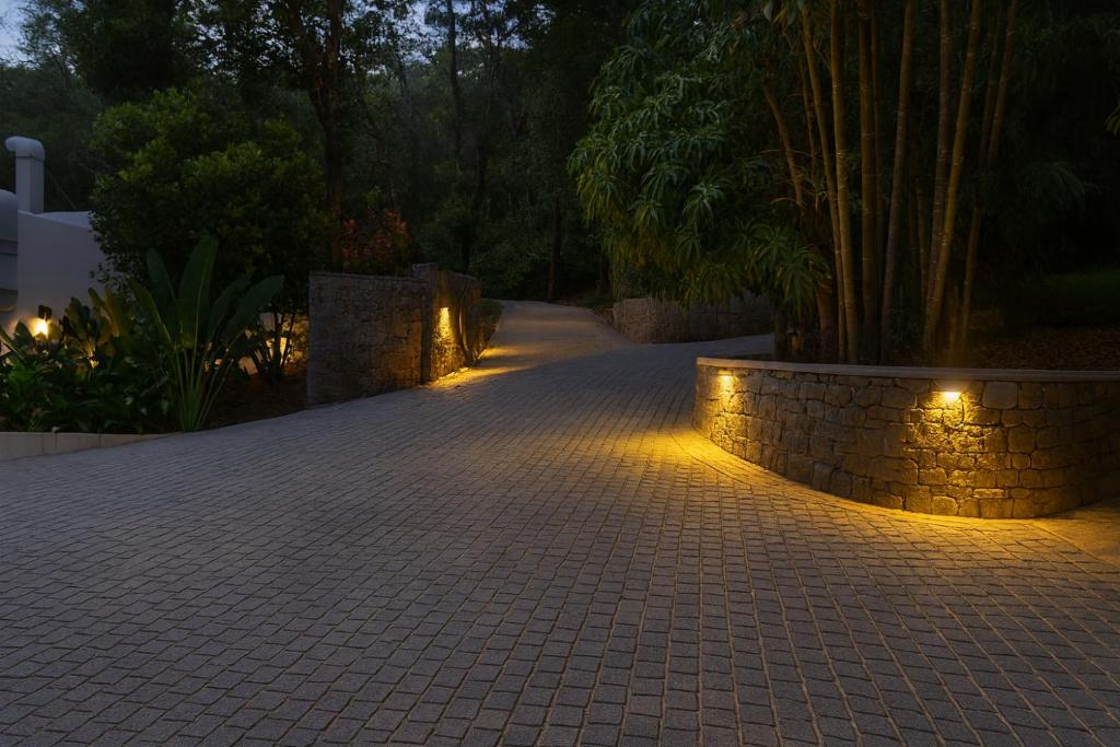 马迪凯里Hillscape Resort的夜间有灯的砖砌走道
