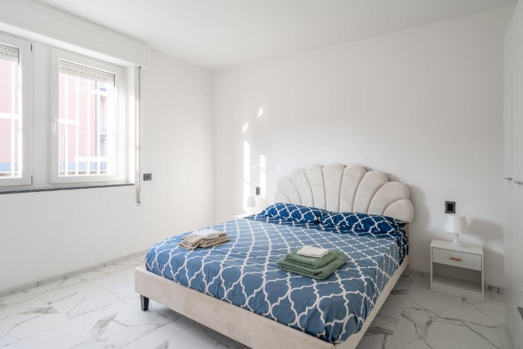 um quarto branco com uma cama e uma janela em Rifugio Elegante a due passi dal Lago - Free Wifi Giardino e AC em Sarnico