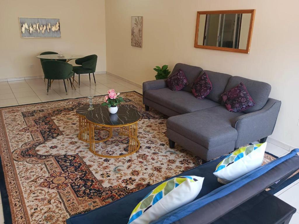 Χώρος καθιστικού στο Delightful 2-Bedroom Apartment