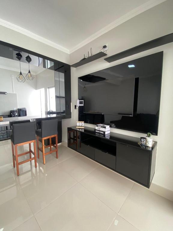 A kitchen or kitchenette at Casa com área gourmet e ar condicionado