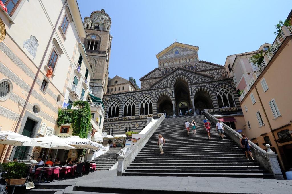 een groep mensen die de trap op lopen van een gebouw bij Il Paridà in Amalfi