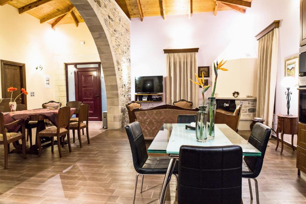 Televízia a/alebo spoločenská miestnosť v ubytovaní PRIVATE Sapphiros Villa