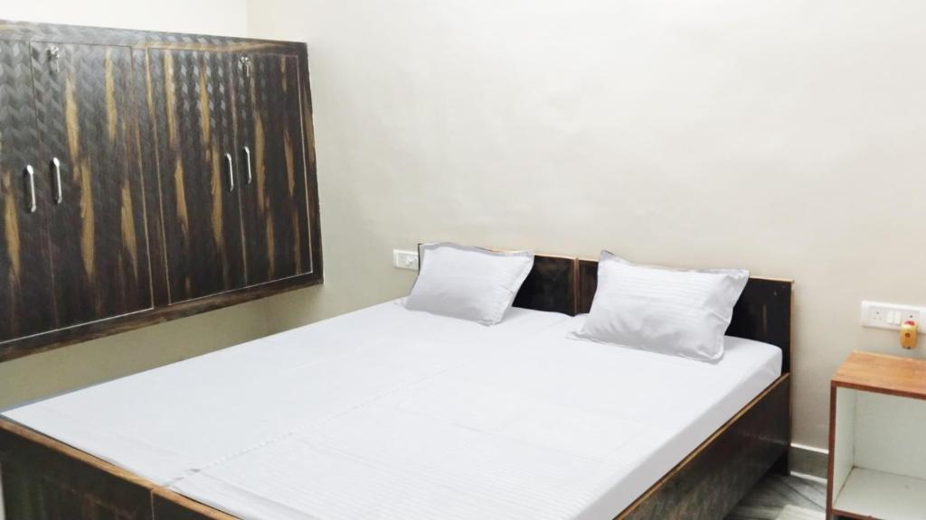 Ένα ή περισσότερα κρεβάτια σε δωμάτιο στο Kashi darshan palace