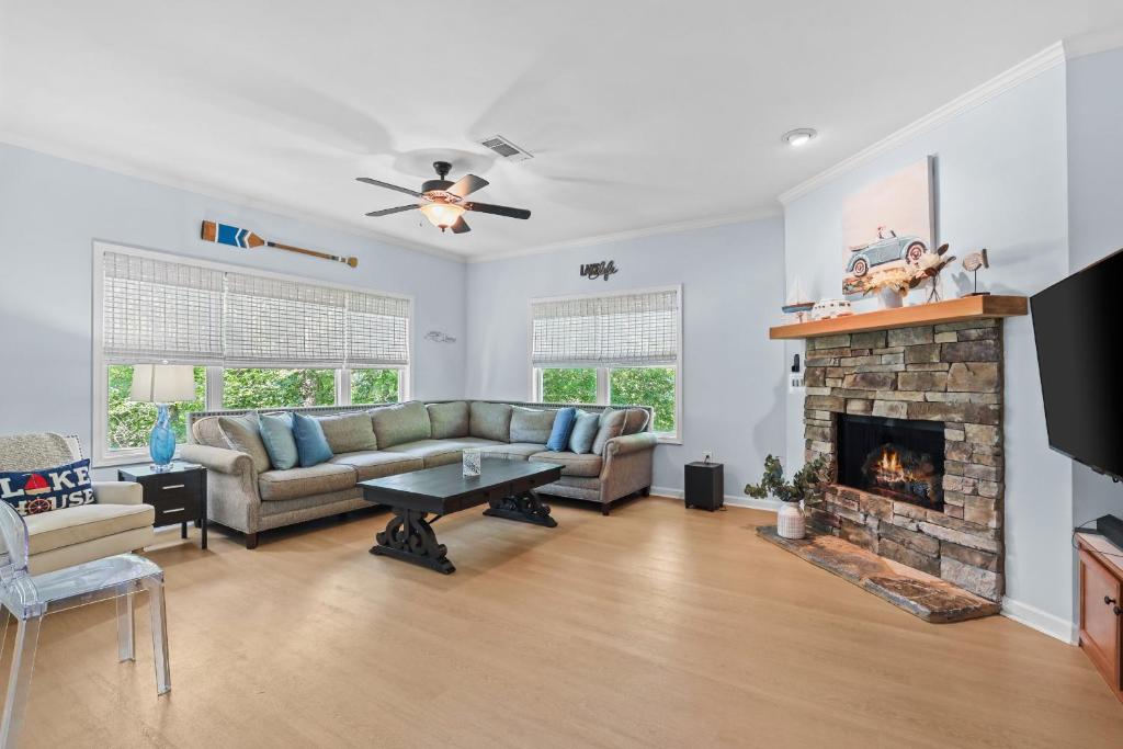 Una sala de estar con un sofá y una chimenea. en New The Breeze at Lake Hartwell house w Dock, en Westminster