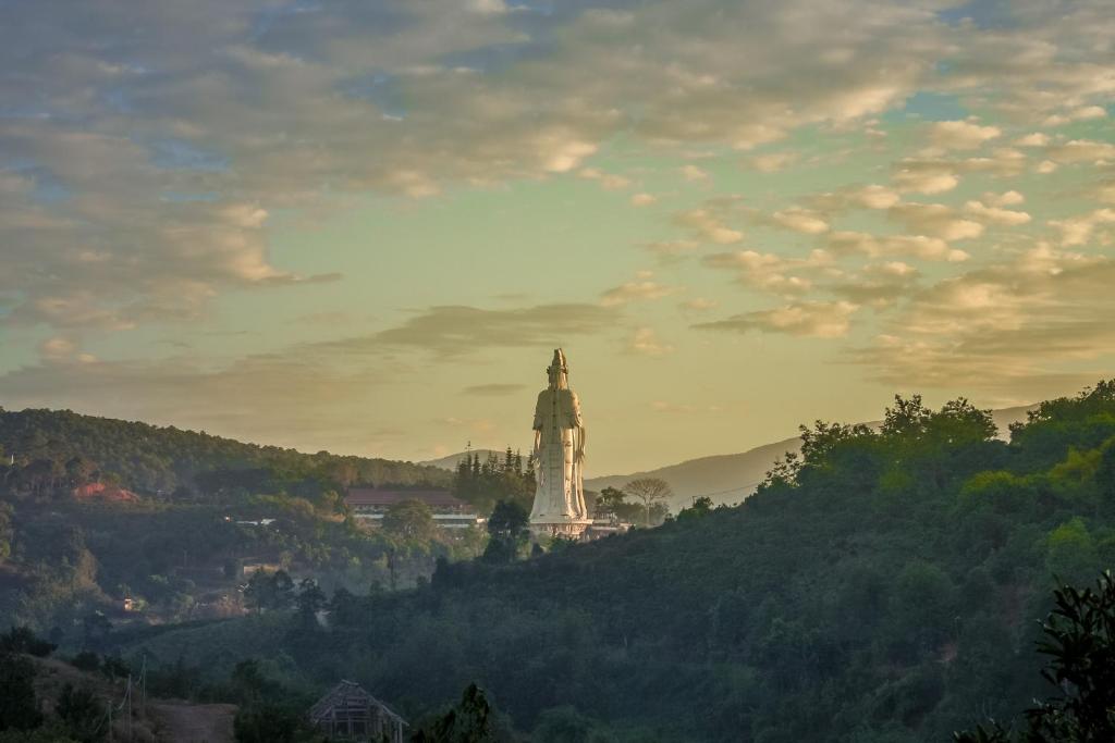 Nespecifikovaný výhled na hory nebo výhled na hory při pohledu z chaty