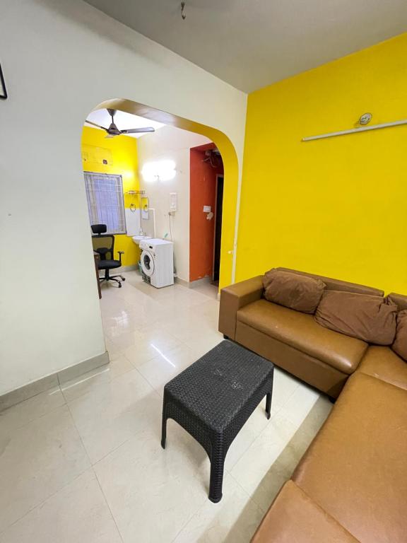 ein Wohnzimmer mit Sofa und Tisch in der Unterkunft Home stay B1 Groundfloor in Chennai