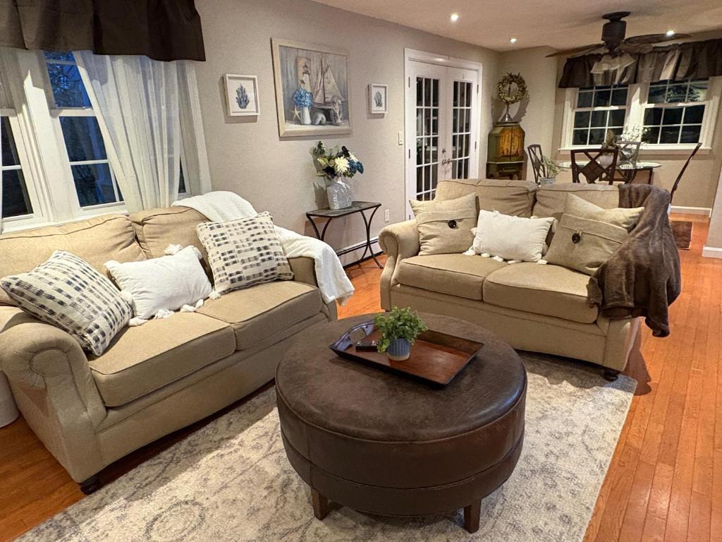 un soggiorno con due divani e un tavolo di Townhouse on the River a Nottingham