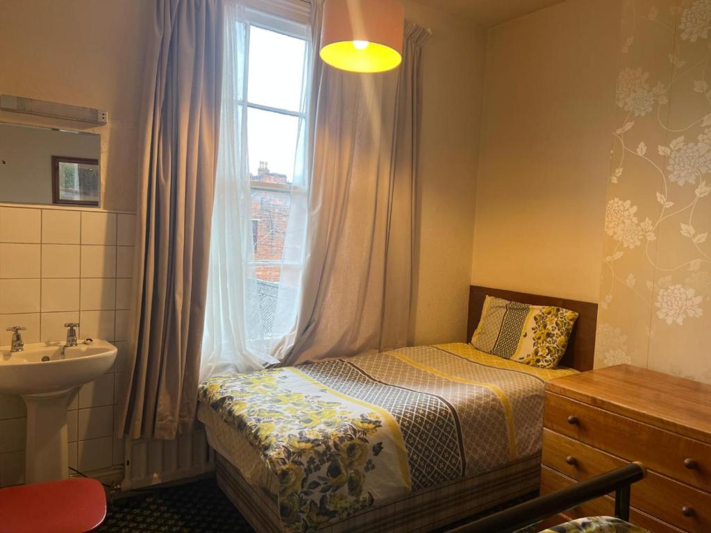 Near Hylands hotel family room for 3