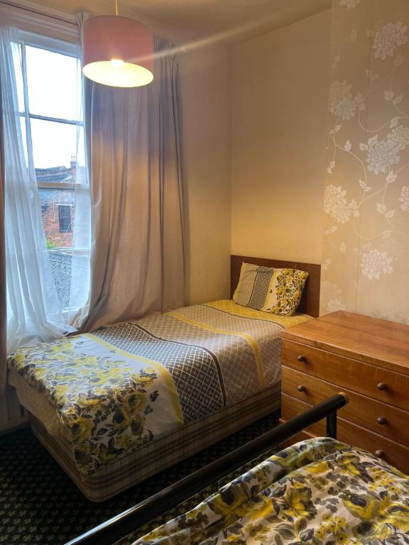 Near Hylands hotel family room for 3 - Resim 6