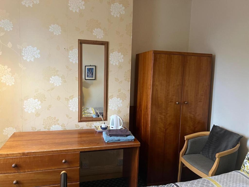 Near Hylands hotel family room for 3 - Resim 14