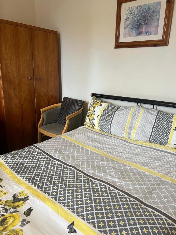 Near Hylands hotel family room for 3 - Resim 15