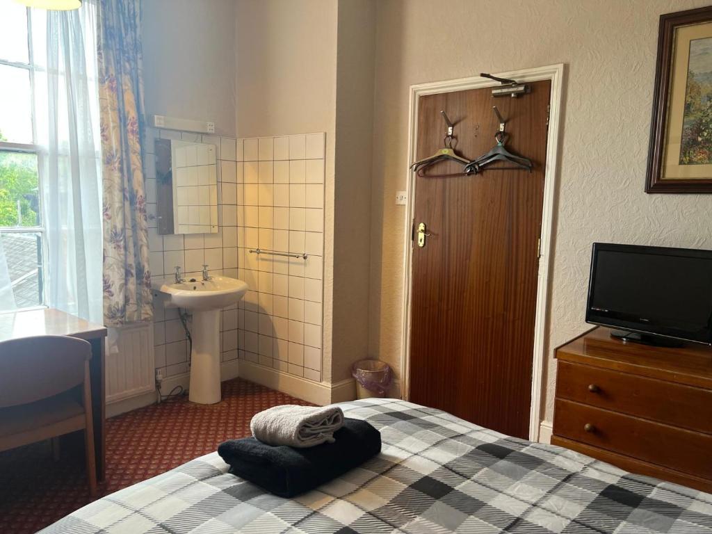 Near Hylands hotel family room - Resim 9