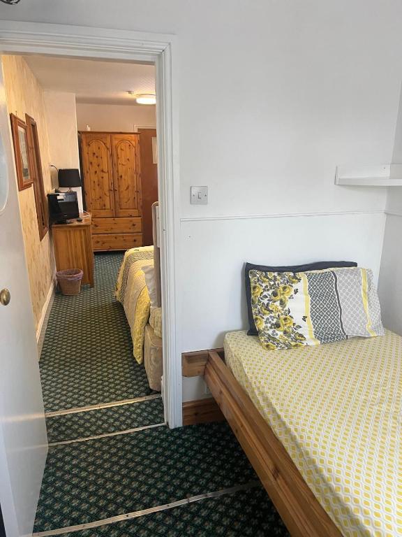 Near Hylands hotel family room - Resim 12