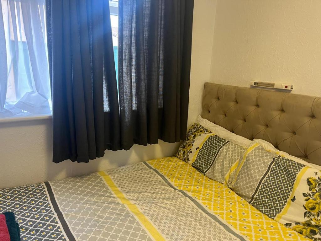 Near Hylands hotel family room - Resim 15