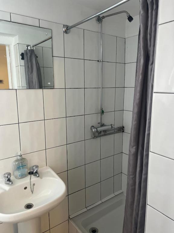 Near Hylands hotel family room - Resim 6