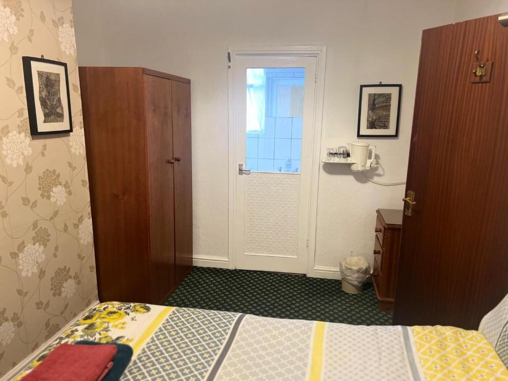 Near Hylands hotel family room - Resim 21