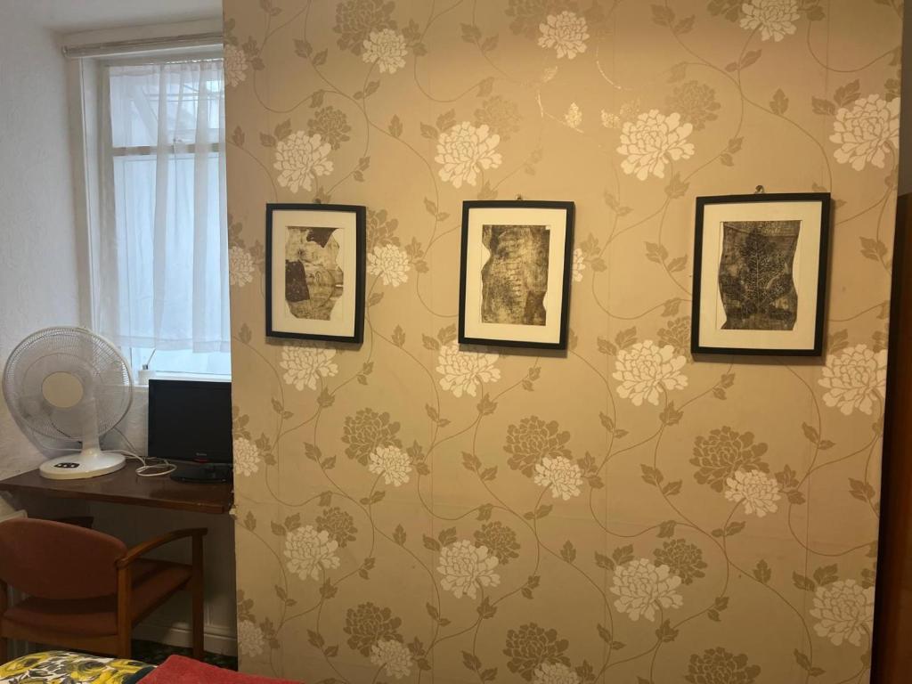 Near Hylands hotel family room - Resim 7