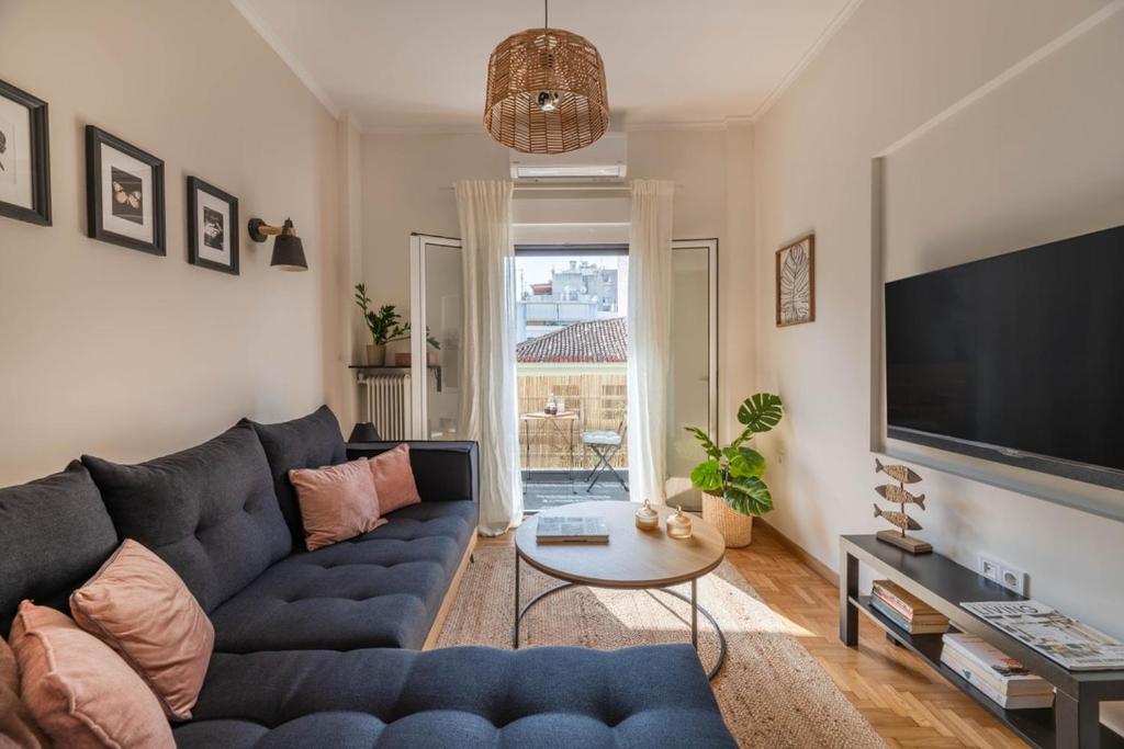 Family-Friendly Thisseio Retreat Near Acropolis