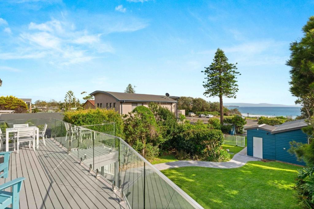 ein Balkon mit Blick auf das Meer in der Unterkunft 4 Bedroom Pet Friendly Home - 150m to Culburra Beach in Culburra Beach