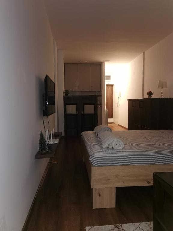 ein kleines Schlafzimmer mit Bett und Küche in der Unterkunft Andrej 62 in Beograd