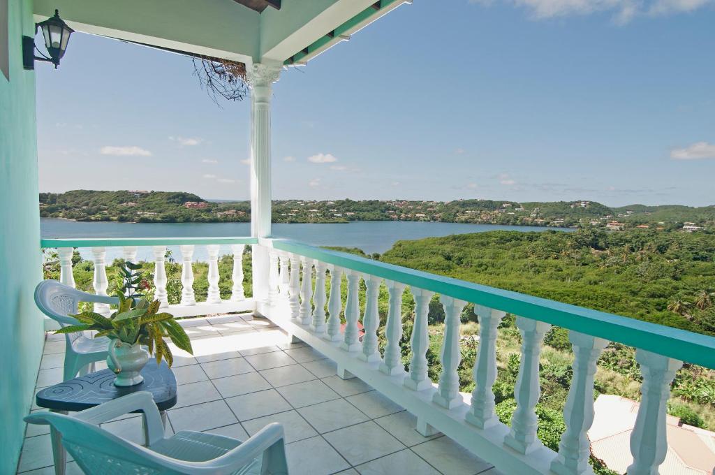 - Balcón con vistas al agua en The Langdon House, en Saint George