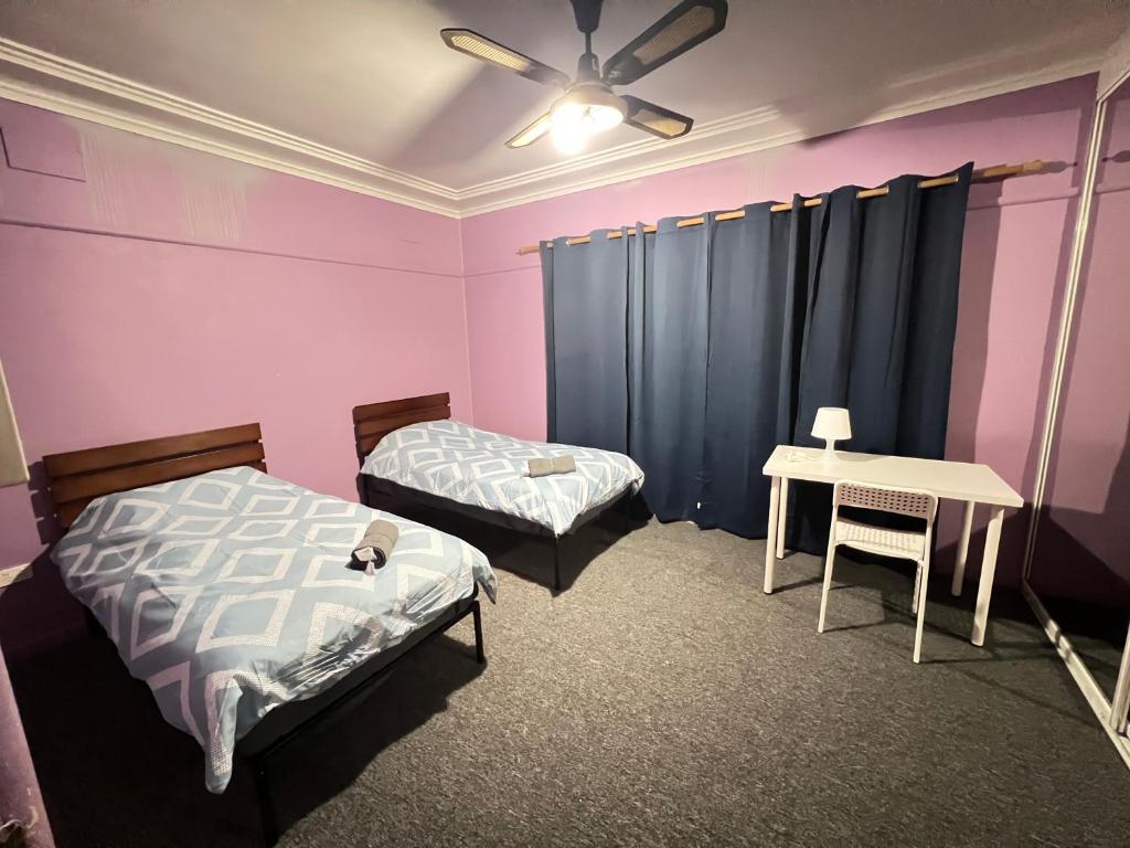 Postel nebo postele na pokoji v ubytování Twin Room close to Train Station - PH1