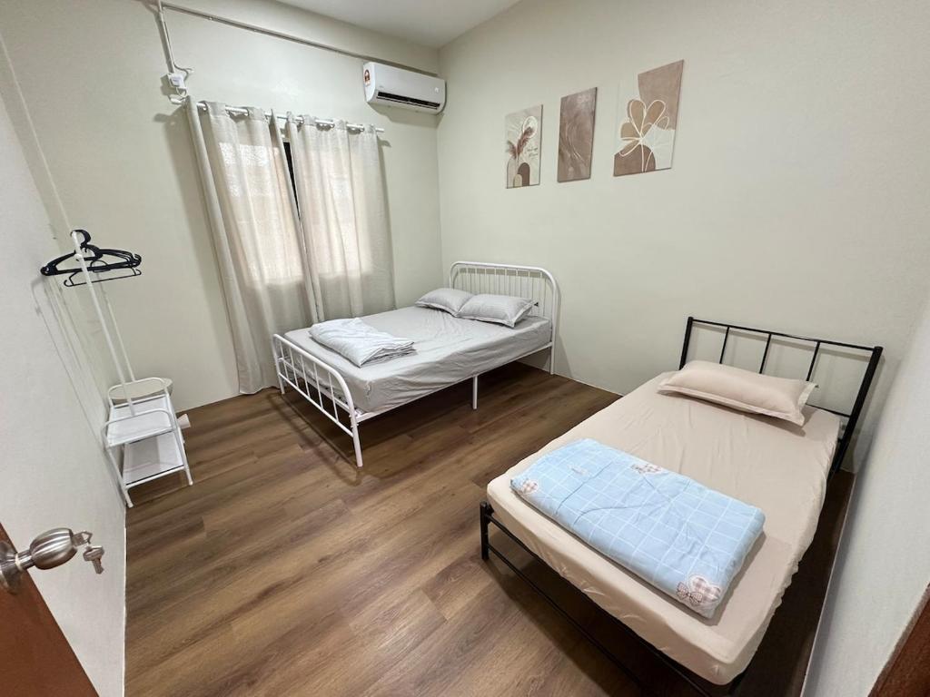 En eller flere senge i et værelse på Permaisuri homestay