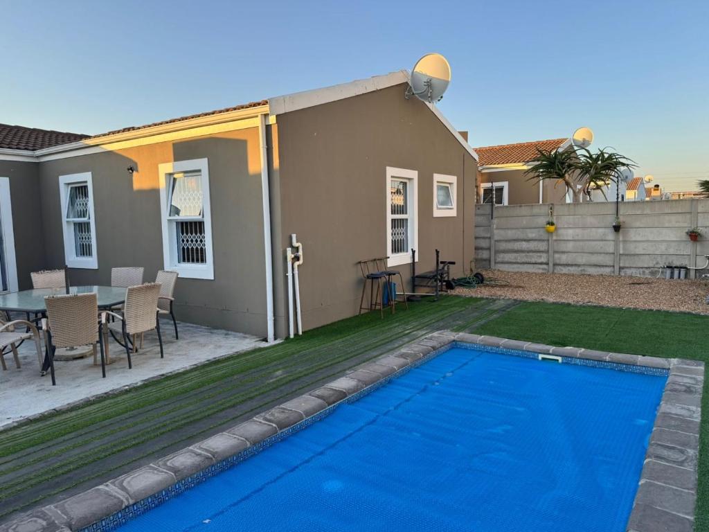 Πισίνα στο ή κοντά στο Blue Lily Haven Cape Town Self Catering Home