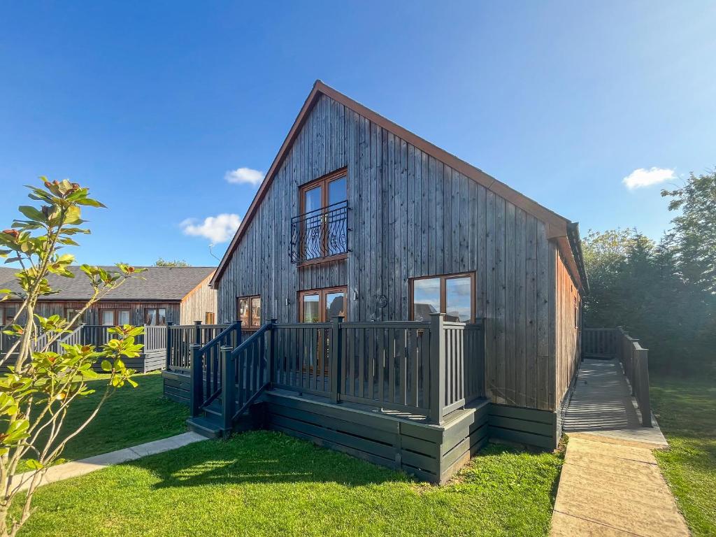 Casa de madera grande con porche y terraza en Heather - Uk50104, en Brigg