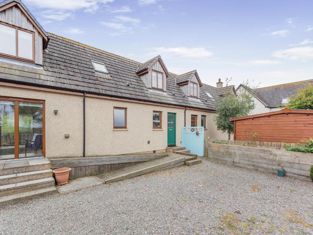 an image of a house with a driveway at East Cottage in Croy