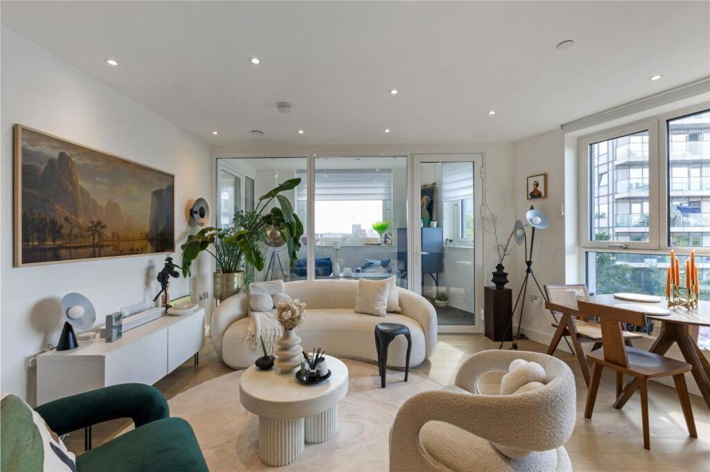 Luxury, Modern, & Artsy Apartment by Canary Wharf