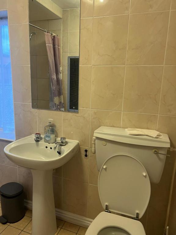 Near Hylands hotel family room for 3 - Resim 16