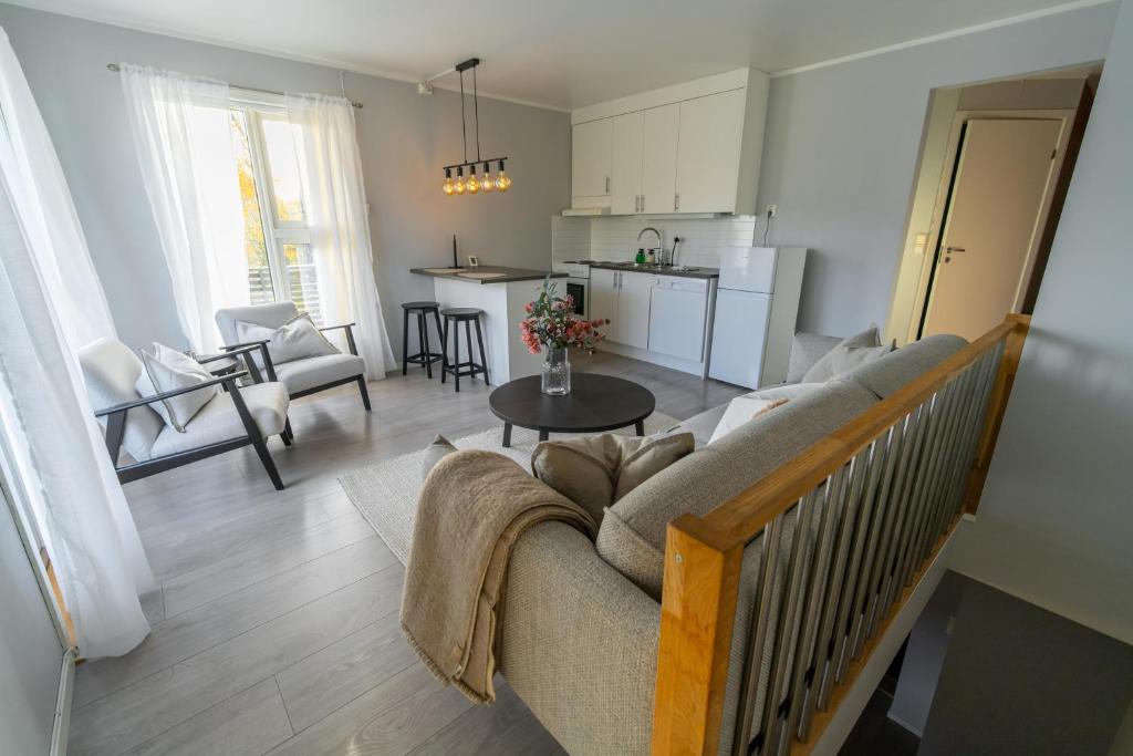 Η κουζίνα ή μικρή κουζίνα στο Sentral leilighet med fantastisk utsikt