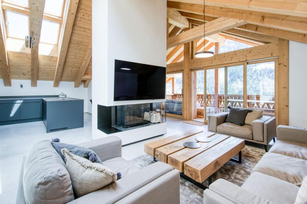 尚佩里Exceptional Penthouse Le Montagnier B62的客厅里有一张沙发和一张桌子。