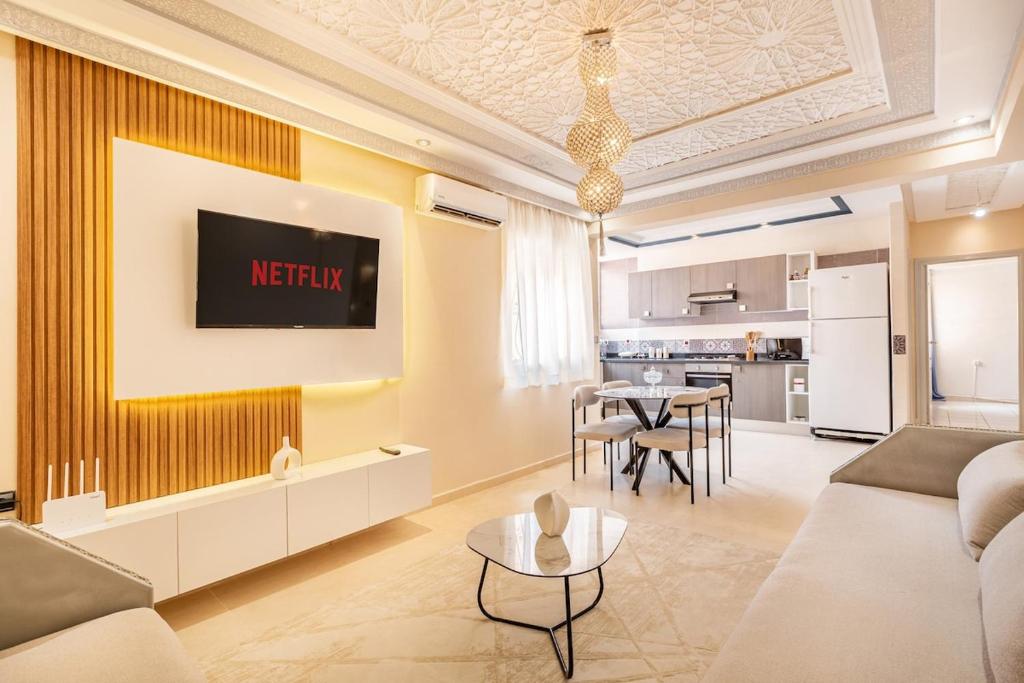 un salon avec un canapé et une table dans l'établissement 2 chambres dans la ville rouge, à Douar Bellouk