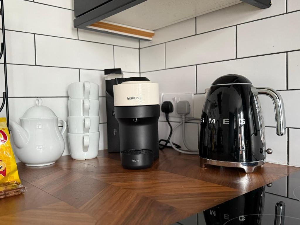 une cafetière assise sur un comptoir dans une cuisine dans l'établissement Modern 1 & 2 Bedroom Apartments near Queens University Belfast by MonoStays, à Belfast