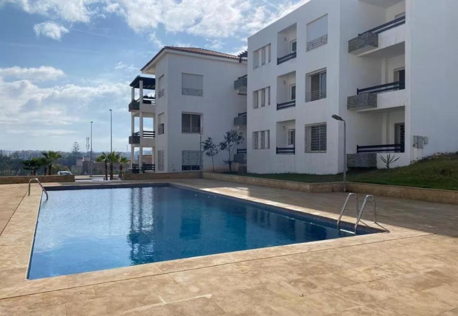 Appartement vue sur mer et piscine في بن سليمان: شقه بمسبح امام عماره