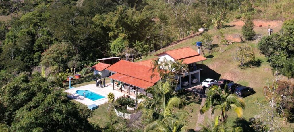 an aerial view of a house with a swimming pool at Sítio meu recanto in Paulo Lopes