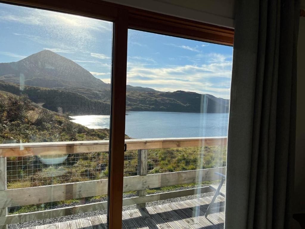 Una vista de un lago desde una ventana en Ben Nevis - Uk50500, en Kylestrome
