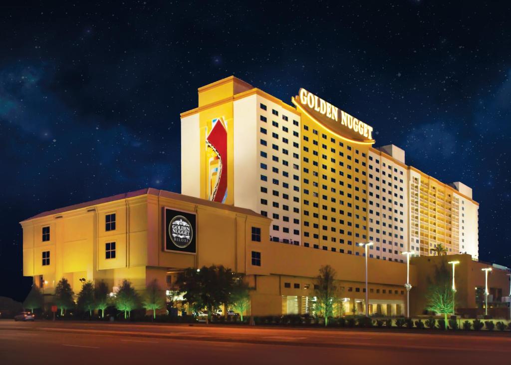 ein Hotelgebäude mit einem Schild darauf in der Unterkunft Golden Nugget Biloxi in Biloxi
