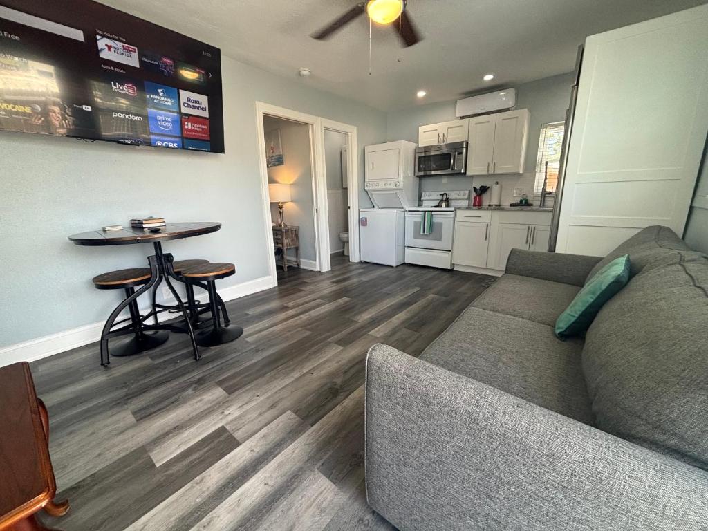 een woonkamer met een bank en een tafel bij Iguana Updated Home By Large Imperial River 1 Mi to Beach in Bonita Springs