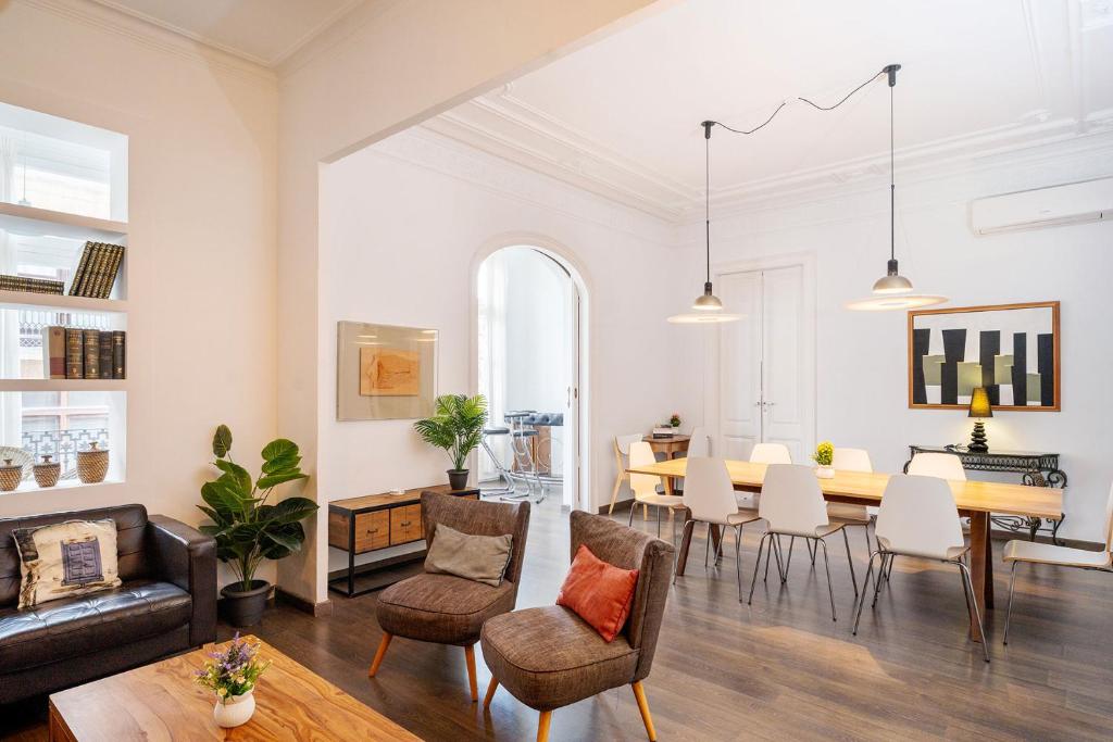 Apartamento Premium 5 Hab - 4 Baños- Balcón a Gran Vía - Grupos hasta 12 - Passeig Gràcia 8 min
