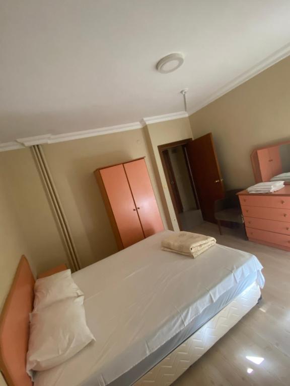 een slaapkamer met een bed en een ladekast bij Otel in Kumbağ