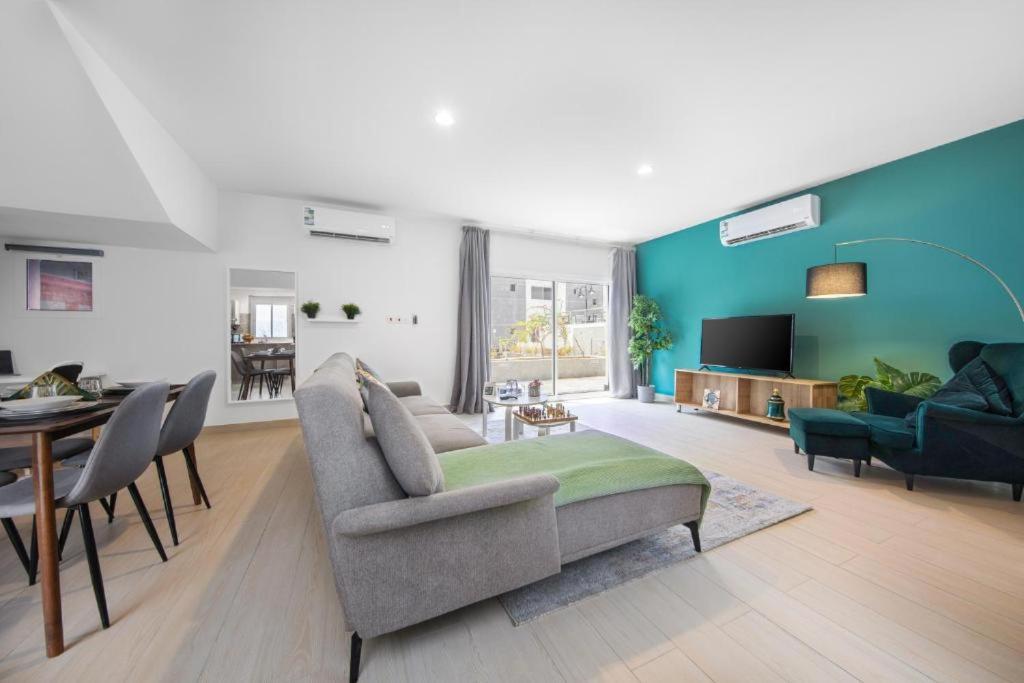 een woonkamer met een bank en een tafel bij Mabaat-White Pearl Compound 600 B Villa 3 in Jeddah