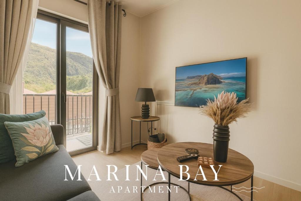 una sala de estar con un sofá y una mesa en Mountain Bay Apartment with Sea and Mountain Views, en Simonʼs Town